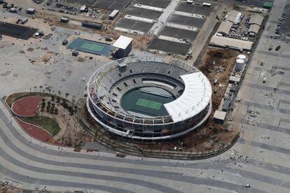 Vista aérea de las obras en la cancha de tenis del Parque Olímpico de Río 2016.