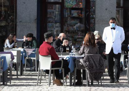Varias mesas en una terraza del centro de Madrid, este viernes.