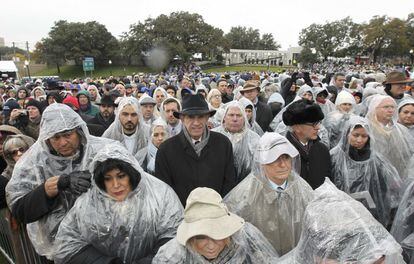 Pese a la lluvia, que no ha cesado durante todo el acto, se han congregado varios ciento de personas en Dallas para recordar a Kennedy.