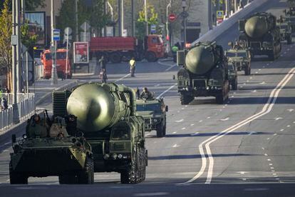 Una columna de misiles balísticos rusos RS-24 Yars se dirigen a la plaza Roja de Moscú para el desfile. 