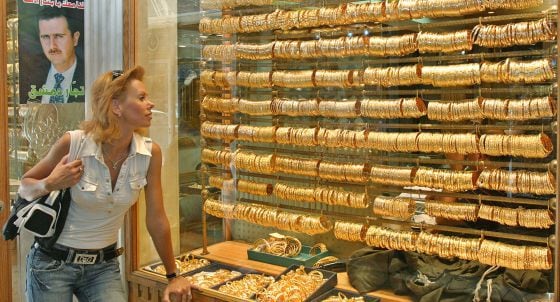 Turista comprando oro en Damasco.
