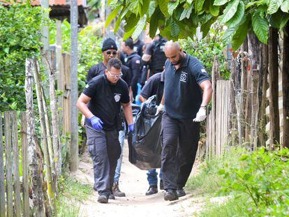 Agentes de la policía científica durante el levantamiento de nueve cadáveres en Bahía, el pasado mes de agosto.