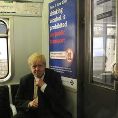 El alcalde de Londres Boris Johnson en el metro de la capital