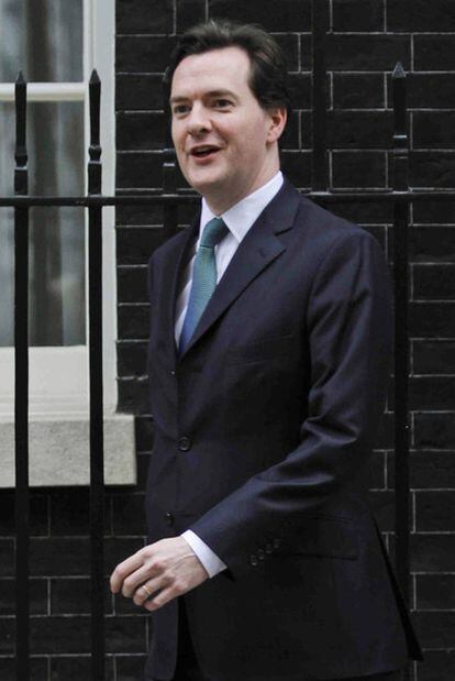 El canciller del Exchequer, George Osborne, abandona Downing Street.