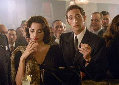Una secuencia de 'Manolete' con Penélope Cruz (izq.) y Adrien Brody