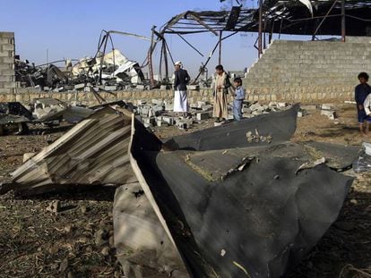 Unos civiles yemeníes inspeccionan las consecuencias de un bombardeo de la coalición liderada por Arabia Saudí, el pasado enero en Saná.