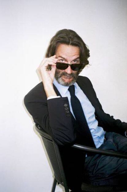 Antes, Frédéric Beigbeder, usaba las gafas de sol para ocultar las resacas. Ya no le hace falta.