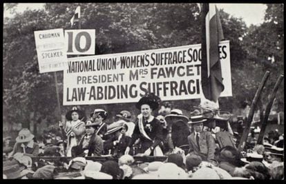 Millicent Garrett Fawcett interviene en un mitin ante unas 50.000 mujeres en Hyde Park el 26 de julio de 1913.