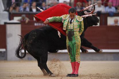 Iv&aacute;n Fandi&ntilde;o durante la faena con su segundo toro, en la Feria de Oto&ntilde;o de Madrid.