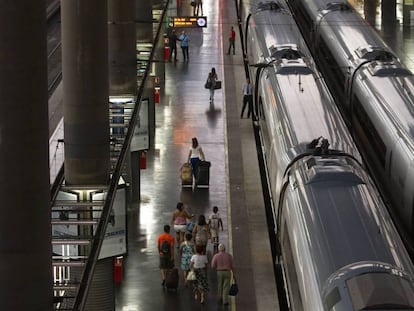 Dos trenes de alta velocidad en los andenes de la estación madrileña de Atocha.