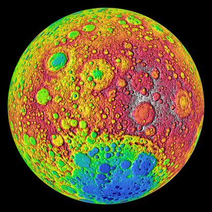 Mapa de la Luna trazado por la nave <i>LRO</i> en el que se aprecian las elevaciones (en rojo), de hasta 6.000 metros de altura, y las depresiones (en azul).