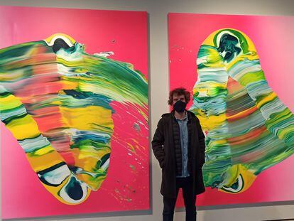 Yago Hortal delante de 'SP124' y 'SP123', dos de las obras que presenta en la exposición de Can Framis de Barcelona. / J. Á. M.