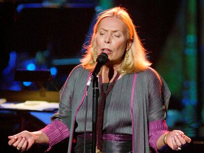 La cantante Joni Mitchell interviene en un concierto en Los Ángeles en noviembre de 2002.