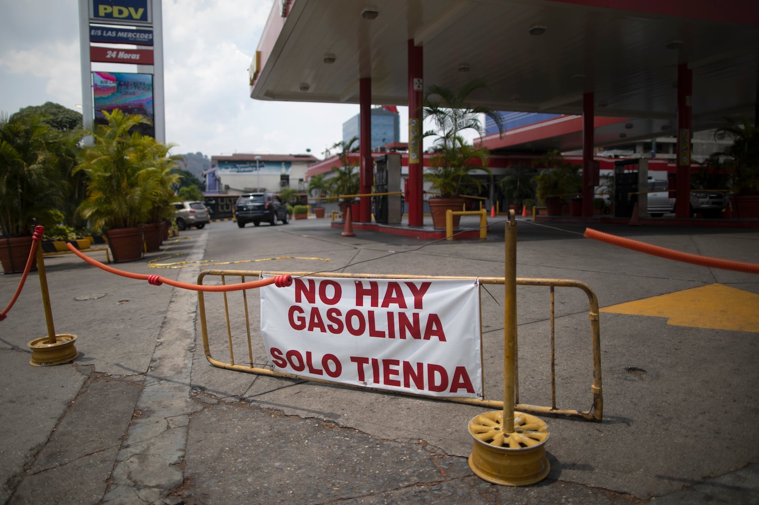 Una gasolinera en Caracas advierte a sus clientes que no tiene combustible, el 24 de mayo.