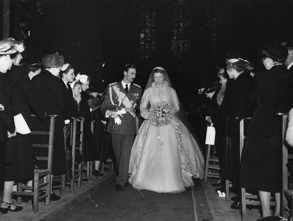 La princesa Josephine-Charlotte de Bélgica y el príncipe Juan de Luxemburgo caminan por el pasillo de la catedral de Luxemburgo durante su boda, el 9 de abril de 1953.