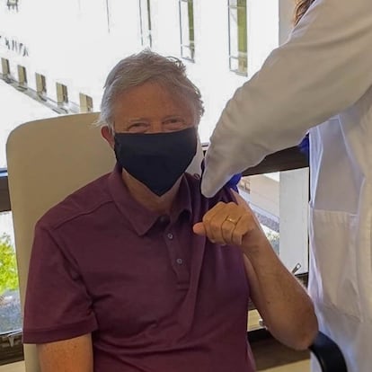 Bill Gates recibe la primera dosis de la vacuna contra el coronavirus. Imagen colgada por él mismo en su cuenta de Twitter el 22 de enero.