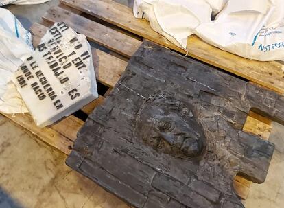 Restos de la placa de Largo Caballero hallados en un almacén del Ayuntamiento