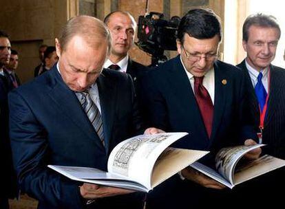 Putin (izquierda) y José Manuel Durão Barroso leen libros antiguos en el monasterio de Mafra.