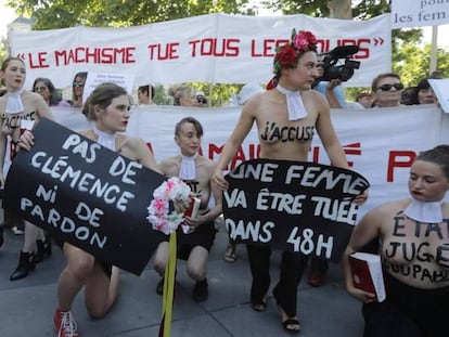 Activistas de Femen durante la manifestación en contra de la violencia machista en París. 