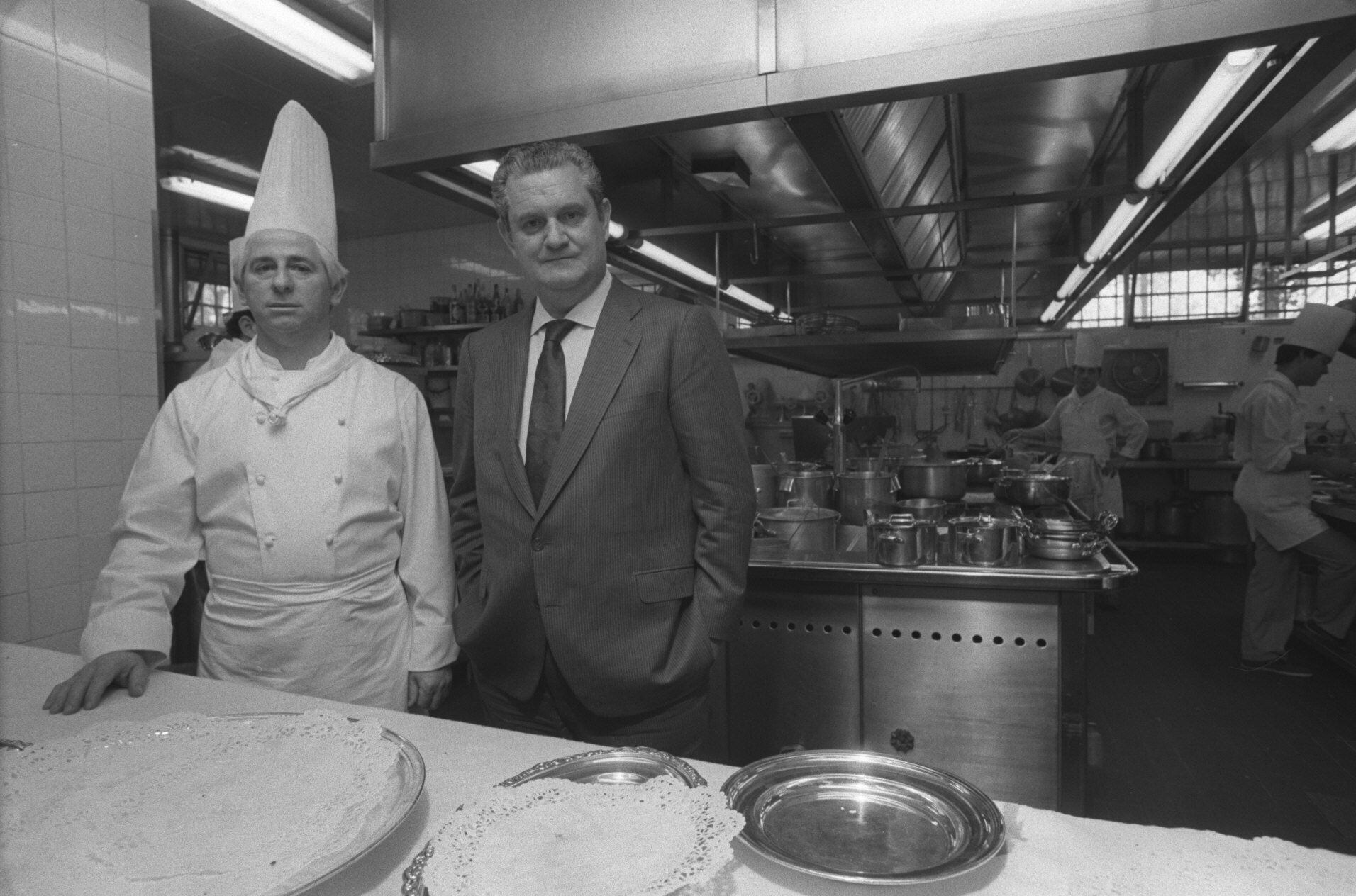 El jefe de cocina, Benjamín Urdiaín, y el propietario del restaurante, Jesús Oyarbide, en 1987.