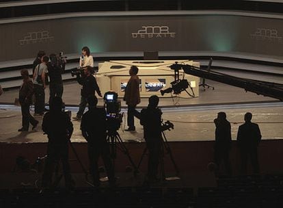 Plató montado en el escenario del Palacio de Congresos de Madrid en el que se celebrará el segundo debate entre Rajoy y Zapatero.