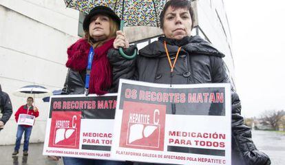 Dos enfermas de hepatitis C se manifiestan en Santiago, el pasado día 15