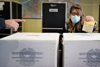 Una mujer depositaba su voto en un colegio electoral en Roma. Las urnas estarán abiertas hasta las 23.00. Inmediatamente después comenzará el recuento de papeletas, aunque no se esperan resultados hasta la jornada del lunes. 