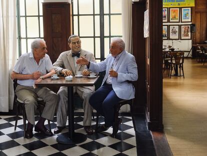 Alberto “Tito” Mansur y Jorge Carlos Berbere Delgado se conocieron en 1985 en las audiencias del Juicio a la Junta Militar. Mansur era el secretario de asuntos legales de la Comisión sobre la Desaparición de personas (Conadep). A casi 40 años, una vez por mes, se juntan a charlar y discutir sobre política en “Un café con Perón”.