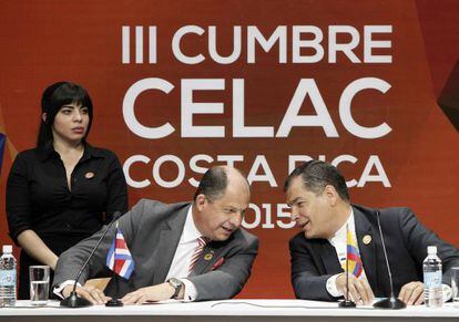 Los presidentes Luis Guillermo Sol&iacute;s (i) y Rafael Correa (d)