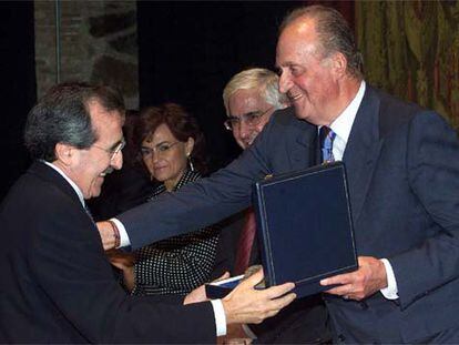 El Rey entrega el Premio de la Real Fundación de Toledo al rector de la Universidad de Alcalá de Henares, Virgilio Zapatero.