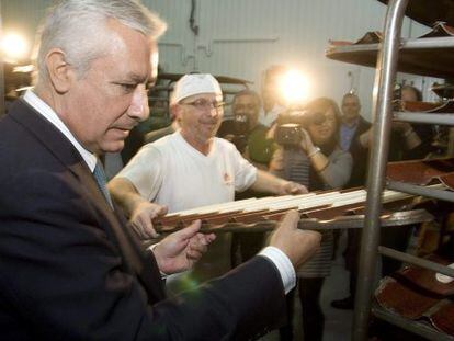 El candidato del PP a la Presidencia de la Junta de Andalucía, Javier Arenas, durante la visita realizada a la panificadora Hidalgo en la localidad almeriense de Viator.