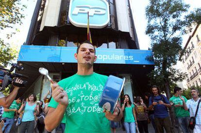 Un grupo de profesores protesta contra los recortes en educación ante la sede del PP en Madrid