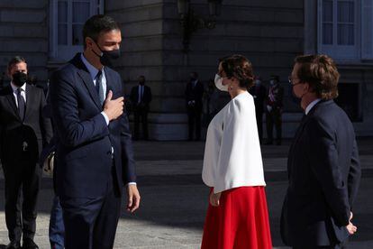 El presidente del Gobierno, Pedro Sánchez, saluda a la presidenta de la Comunidad de Madrid, Isabel Díaz Ayuso, y al alcalde de Madrid, José Luis Martínez Almeida.