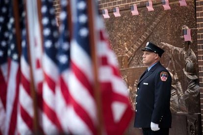 Un bombero de los servicios de emergencia de Nueva York durante la conmemoración de los atentados del 11 de septiembre de 2001, en Nueva York.