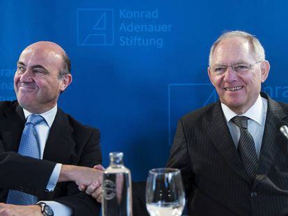 Luis de Guindos, ministro de Econom&iacute;a espa&ntilde;ol, y Wolfgang Sch&auml;uble, exministro de Finanzas alem&aacute;n, en 2013.