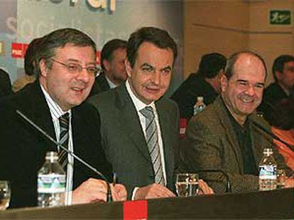 José Luis Rodríguez Zapatero, flanqueado por José Blanco y Manuel Chaves, durante la reunión del comité federal.