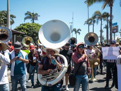 Miembros de las bandas de música se manifiestan en Mazatlán, el 27 de marzo.