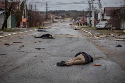 Cadáveres de civiles en la calle Yablunska, en Bucha, tras la retirada de las tropas rusas, el 2 de abril.