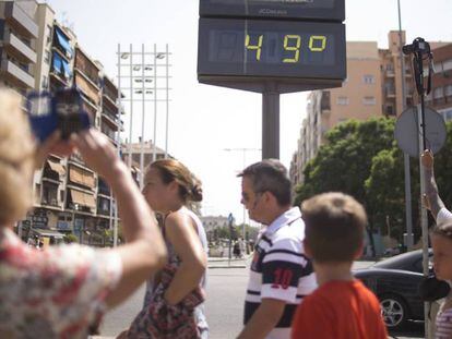 Un termòmetre, l'agost del 2016, a la plaça d'Armas, a Sevilla.