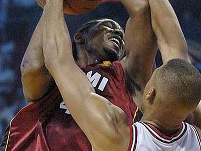 Haslem, de Miami, intenta superar a Brown, de Chicago.