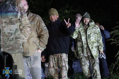 Prisioneros ucranios mostraban su alegría tras su liberación en Chernihiv, este miércoles. Ucrania ha logrado en las últimas horas la liberación de 215 prisioneros de guerra que estaban en manos rusas, según ha informado en su cuenta de la red social Twitter Andrii Yermak, jefe de la oficina del presidente Volodímir Zelenski. 
