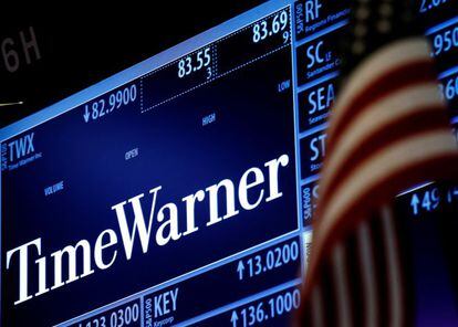 Logotipo de Time Warner en las pantallas del New York Stock Exchange.
