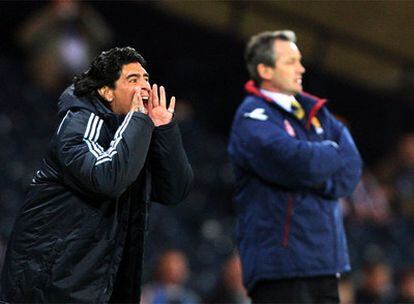 Maradona da instrucciones a los jugadores argentinos durante el partido contra Escocia. Al fondo, el seleccionador escocés, George Burley.