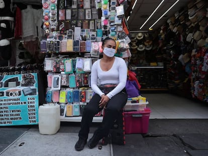 Una mujer usa una mascarilla en un puesto callejero en el centro de Ciudad de México.