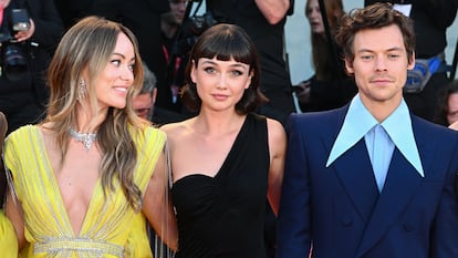Olivia Wilde, Sydney Chandler y Harry Styles, parte del equipo de 'No te preocupes, querida', que se convirtió en la película más comentada del Festival de Venecia por motivos extracinematográficos. Aquí, los tres en el estreno en el certamen italiano, en septiembre de 2022.