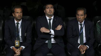 Carvalho, entre dos colaboradores, en el banquillo del Bernabéu.