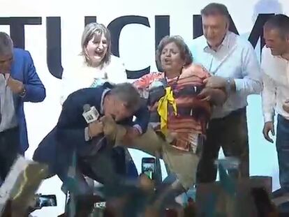 Durante un evento político Mauricio Macri invito a una mujer a la que le besó el pie en medio de la euforia colectiva.