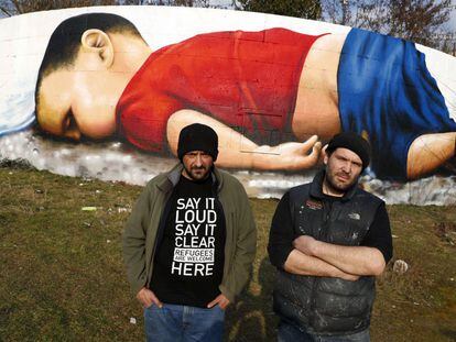 Los artistas Justus Becker, a la derecha, y Oguz Sen este jueves frente al grafiti de Aylan en Fr&aacute;ncfort.