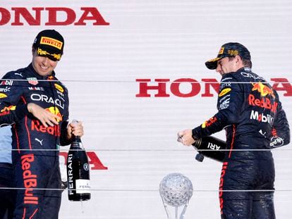 Checo Pérez y Max Verstappen celebran el doblete y el bicampeonato de Fórmula 1, este domingo en Japón.