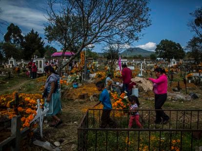 Personas visitan el cementerio de Pátzcuaro (Estado de Michoacán) en Día de Muertos.